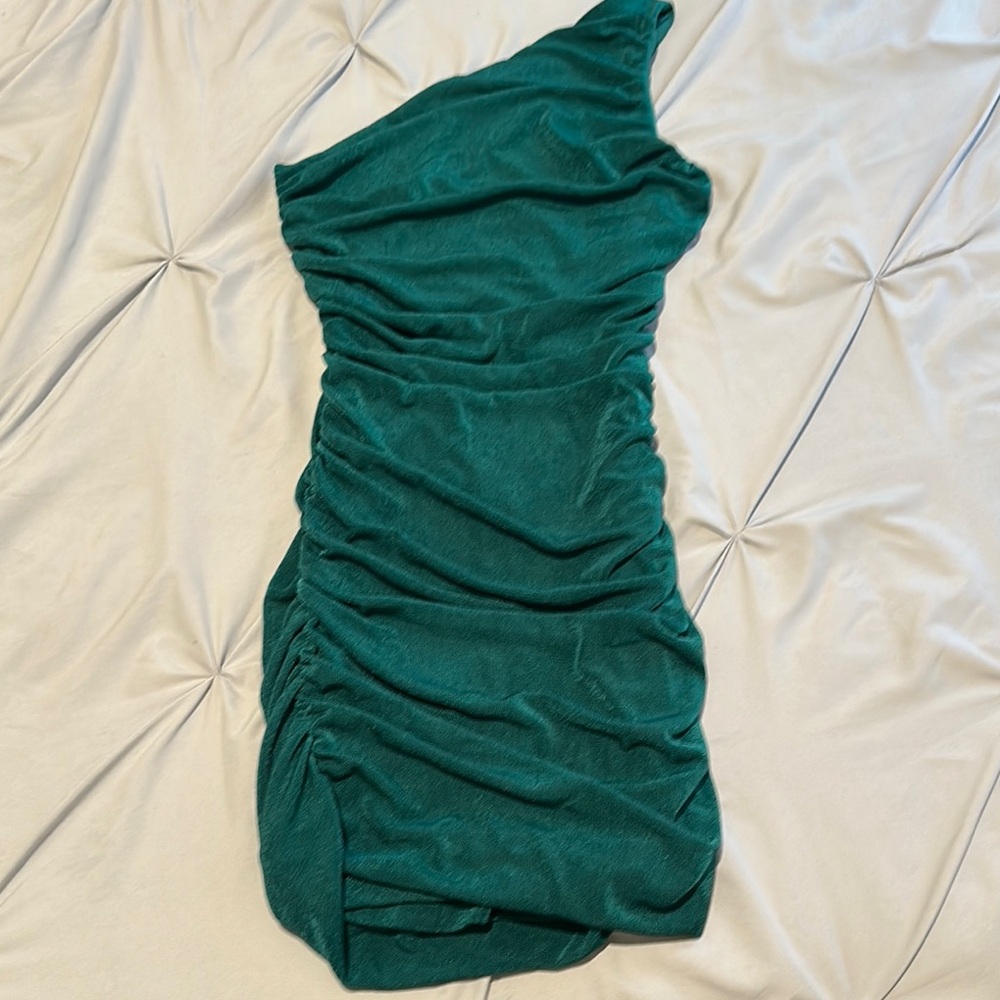 Green Mini Bodycon Dress with Asymmetrical Neckline and Ruching for Cocktail